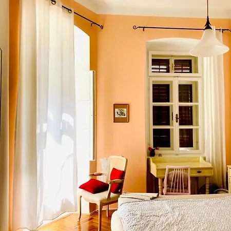 In The Center & & Quiet Pula